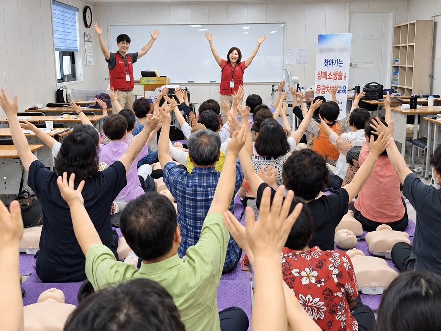 심폐소생술 등 응급처치 교육 시간에 두 팔을 들어 올린 수강생들